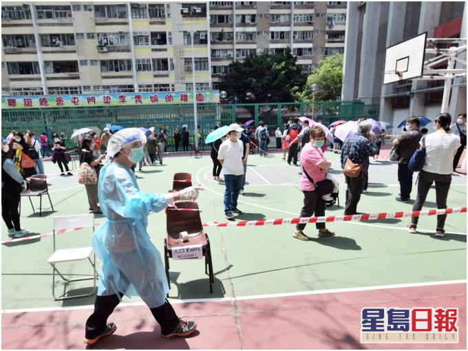 不少街坊到安定/友爱社区中心地下有盖操场增设流动采样站接受检测。