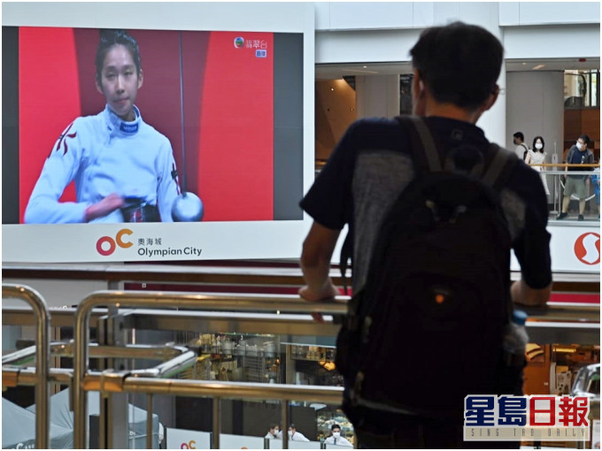 商場透過大電視播放奧運賽事。相中正播放港隊江旻憓出賽。