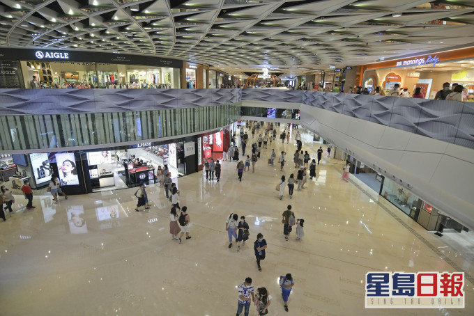 市民可到新地旗下 23家指定商場之顧客服務中心,由職員協助進行網上登記。資料圖片