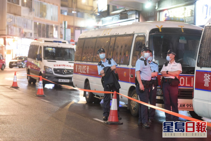 大批警員在美園大廈外拉起封鎖綫。