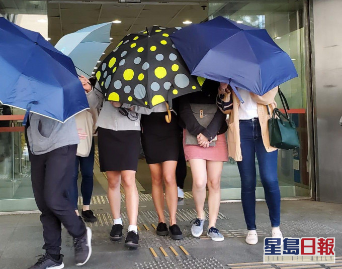 被告盧在思(左二)、被告李穎芯(左三)。