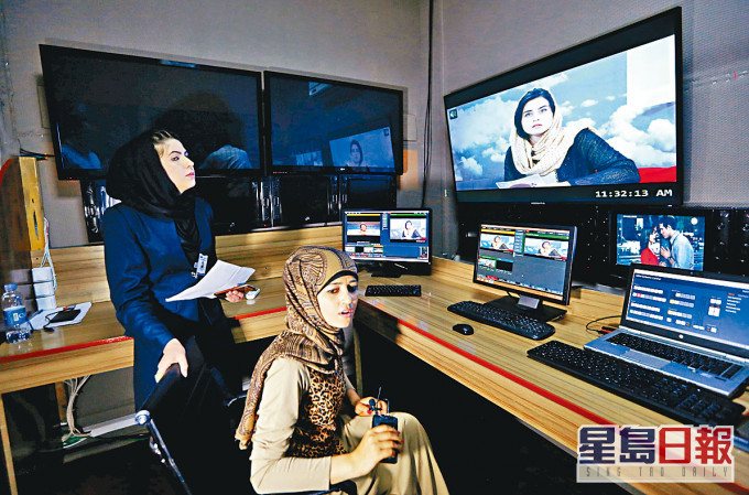 阿富汗女子電視台Zan TV的女監製（右）在剪片室工作。