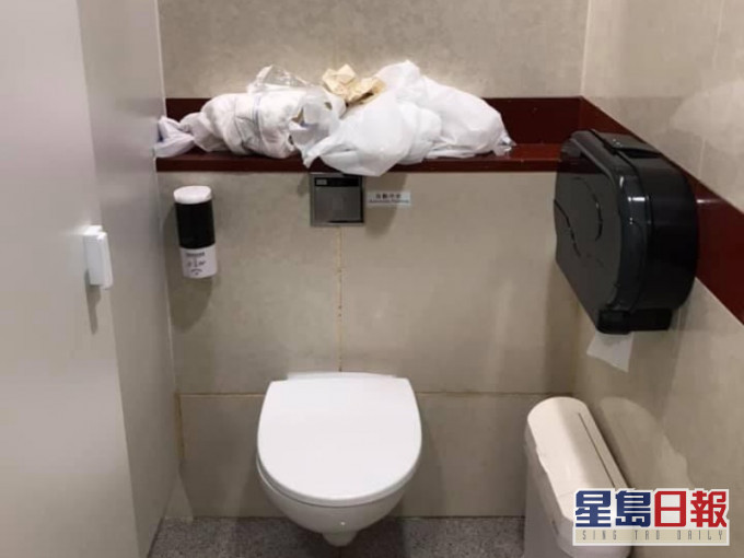 網民Yun Man Wong分享相片,見到女廁有一堆換下的衣物。香港機場實況討論區FB