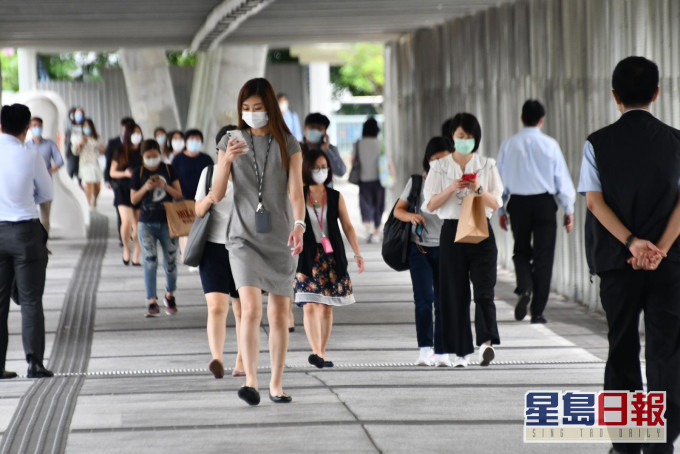 梁籌庭指,仍有3分2公務員今日繼續上班。