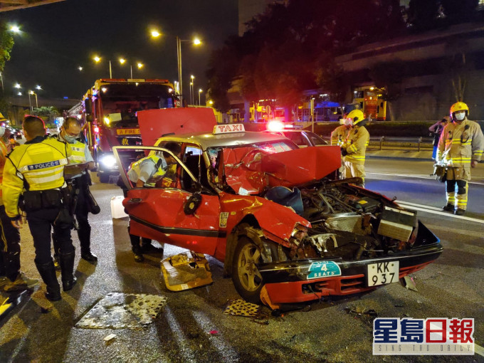 的士車頭損毀嚴重。