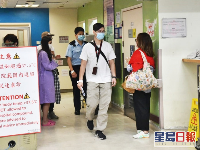 兩名受傷警員送院治理。