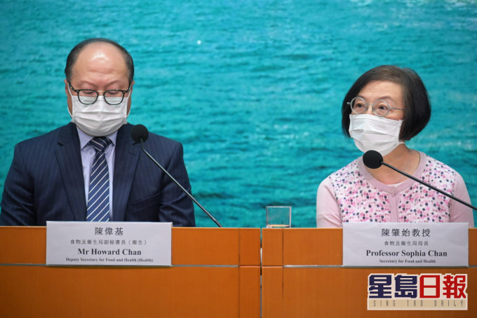 陳肇始(右)交代放寛社交限制等最新安排。