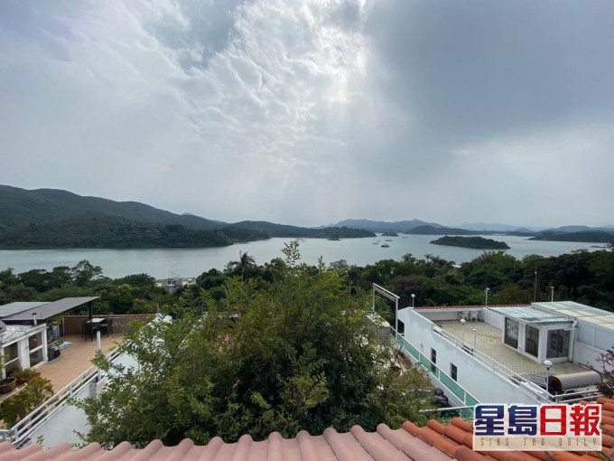 單位飽覽斬竹灣海景及遠山景。
