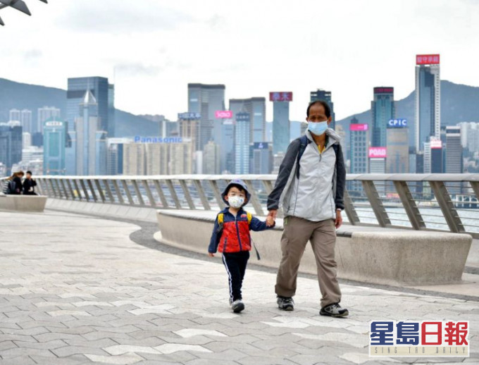 明日本港逐渐被一股温暖潮湿的海洋气流取代,天气又湿又暖。 资料图片