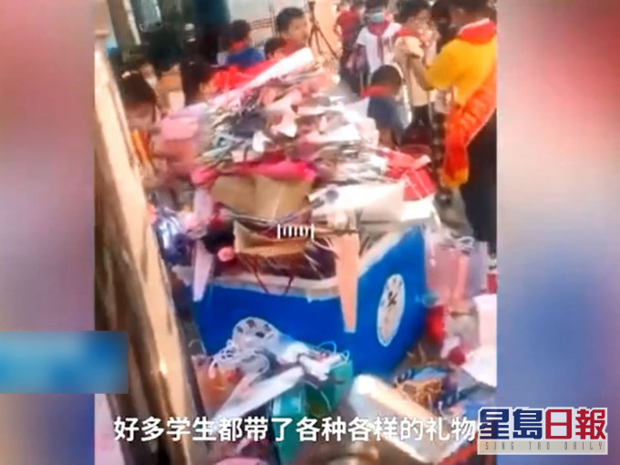 禮物都堆積成了小山。影片截圖