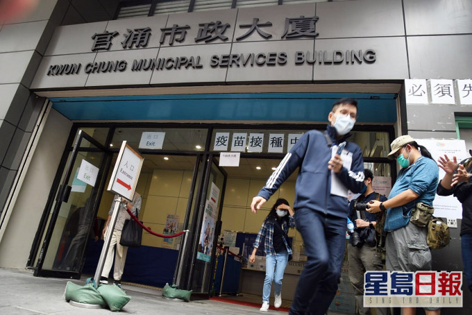 疫苗可預防疾病科學委員會主席劉宇隆到官涌體育館疫苗接種中心接種疫苗,表示感覺良好。