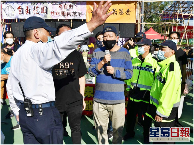 李卓人(藍間條衫)質疑當局連小小的花檔也容不下。