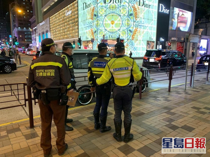 人員在尖沙咀廣東道一帶進行流動錄影執法。