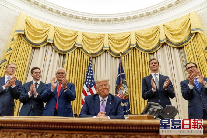 特朗普與多名官員在白宮橢圓形辦公室宣布以色列與阿聯酋達成和平協議。AP圖片