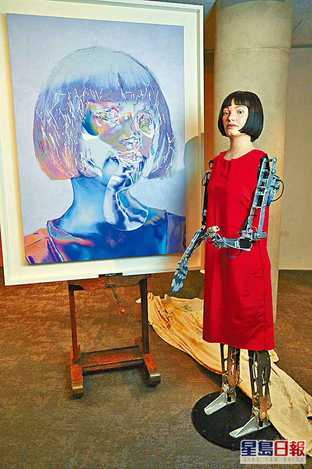 人工智能艺术家艾达与她的自画像。