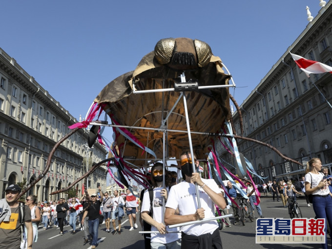 示威者送禮物給盧卡申科,其中一份是寫上「政治屍體」的棺材,上面語句,附上一幅蟑螂照片。AP