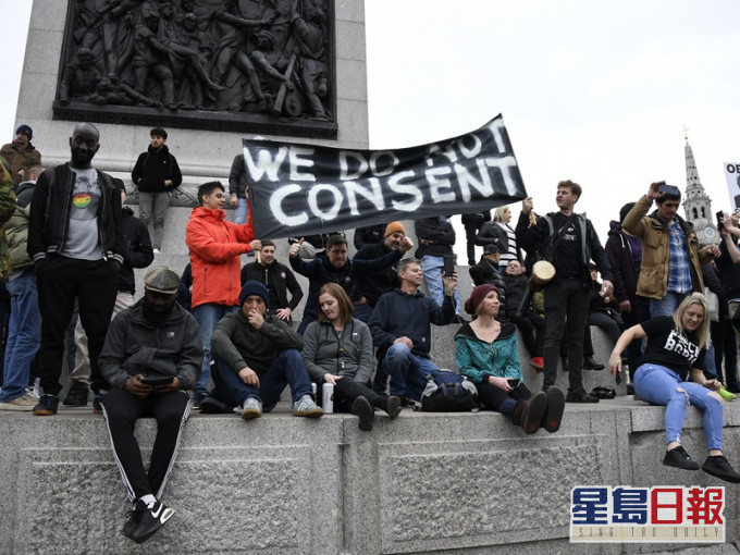 不少人示威者无视警方警告无戴口罩。AP