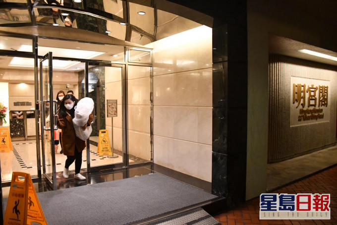 太古城有居民收拾物品離開。 資料圖片