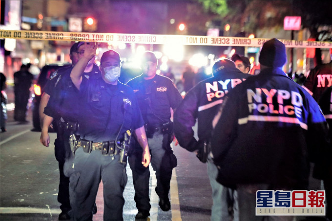 一名警員昨晚於布魯克林區執行職務時被奪去配槍，2名警員與嫌犯發生槍戰。AP