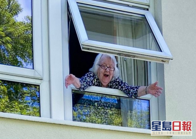 婆婆激動得熱淚盈眶張開雙臂。網圖