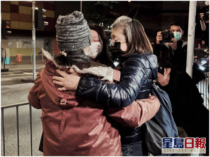 何洁泓上传一张母亲与前立法会议员刘小丽相拥的合照。何洁泓FB图片