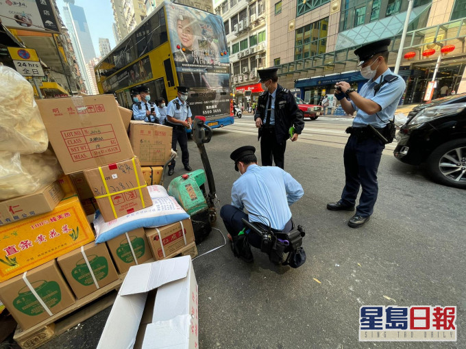 警方聯同食環署於西環海味街一帶採取跨部門聯合行動。警方提供