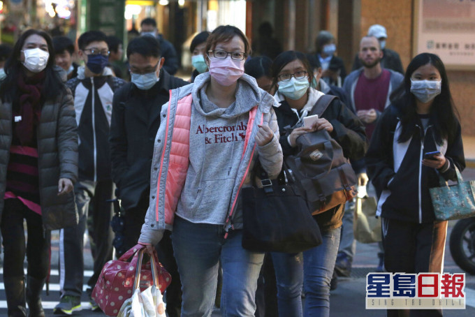 台湾民衆戴口罩防疫。AP