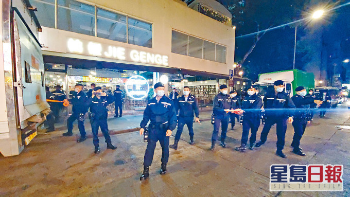 大批警員當日封鎖食肆,並派人入內搜查。