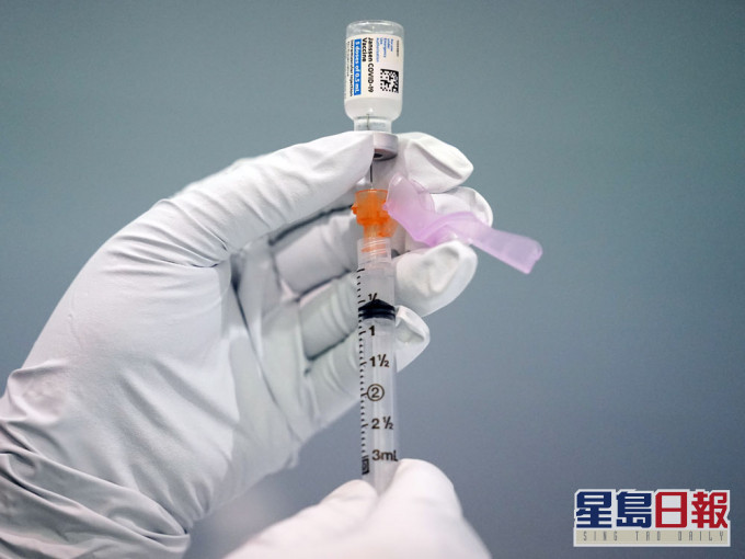 因出現涉及血栓不良反應個案,南非暫停強生新冠疫苗使用,強生延遲在歐洲推出疫苗。AP圖片