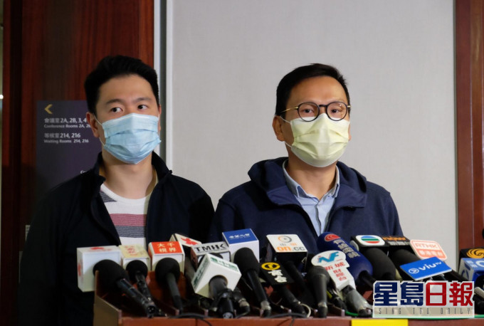 陳恒鑌(右)質疑東涌線延線只有1.3公里,卻要6年時間來興建。