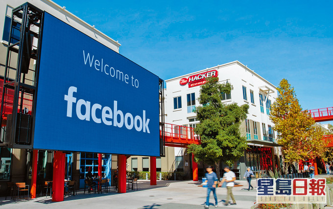 facebook位於加州門洛公園的總部，豎立有一個巨型公司招牌。