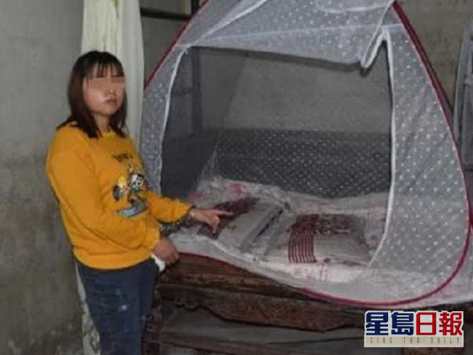 小彤展示在杀死丈夫的现场。网图