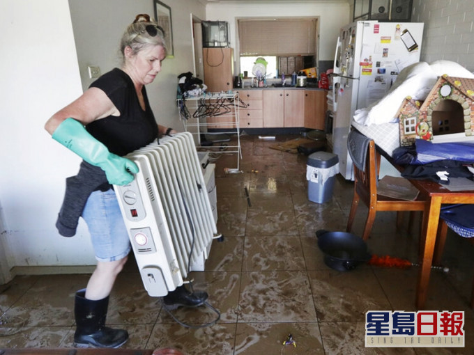 约3,000名民众获准回家清理。AP图片