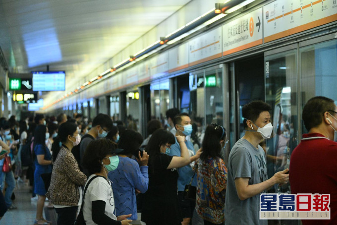 月台一度逼滿大批候車乘客。
