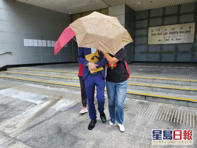 被告陳戩曄(藍西裝)。 葉君怡攝