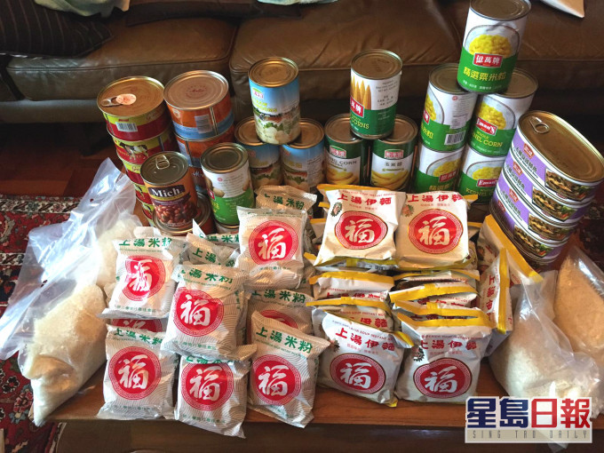 家居检疫人士收到大批罐头及即食面。市民提供