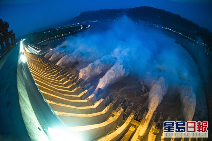 长江3号洪水正在形成，加大三峡大坝压力。(新华社图片)