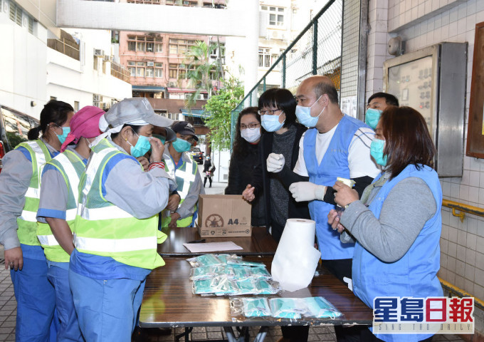 政府表示,因應目前口罩的供應情況,決定在一段時間內,繼續向外判清潔工分發口罩。 政府圖片
