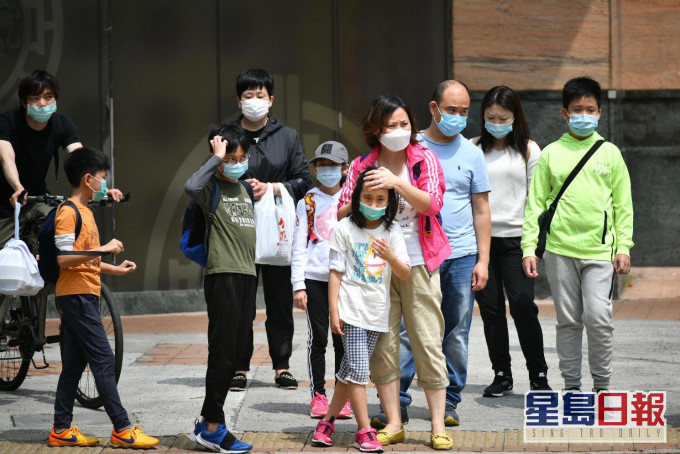 香港街市向学生派10万个口罩。