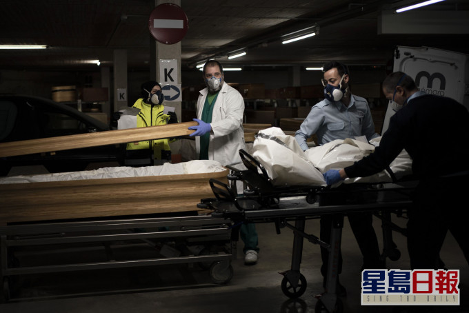 西班牙有受感染的尸体由密封尸袋包裹直接放入棺材。 AP