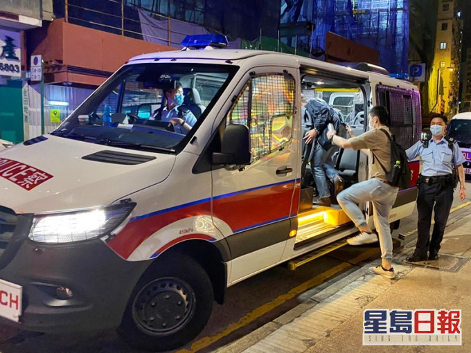警方在行動中拘捕兩名負責人,以及票控31名酒客。警方圖片