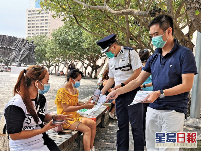 油尖警区联同各政府部门,向市民派发防疫包。警方FB图片