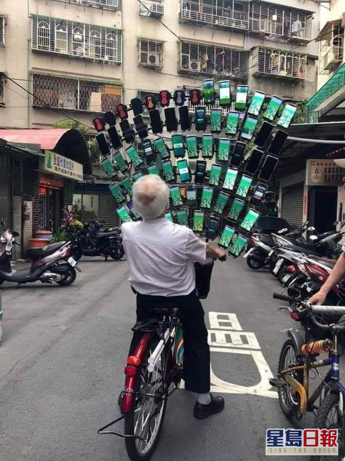 有網民擔心老伯行車視線受阻,或單車失平衝而摔倒。FB專頁「爆料公社」圖片