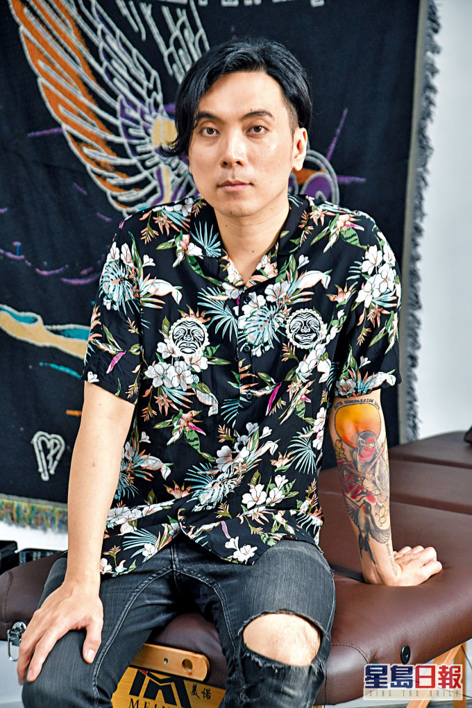 MJ去年5月正式拜師學紋身,經過一年努力,終成為正式紋身師。