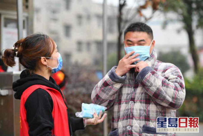 專家有信心除了湖北外全國其他省市下月底可除下口罩。新華社