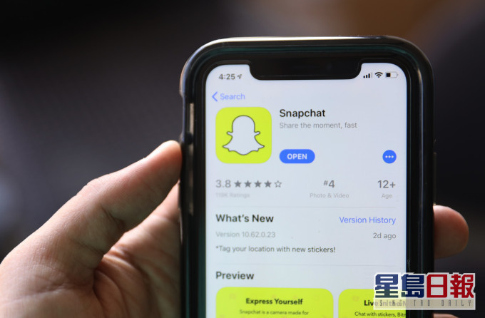 Snapchat 不再在程式內的「發現」（Discover）欄內展示及向用戶推介特朗普帳號。AP資料圖片 