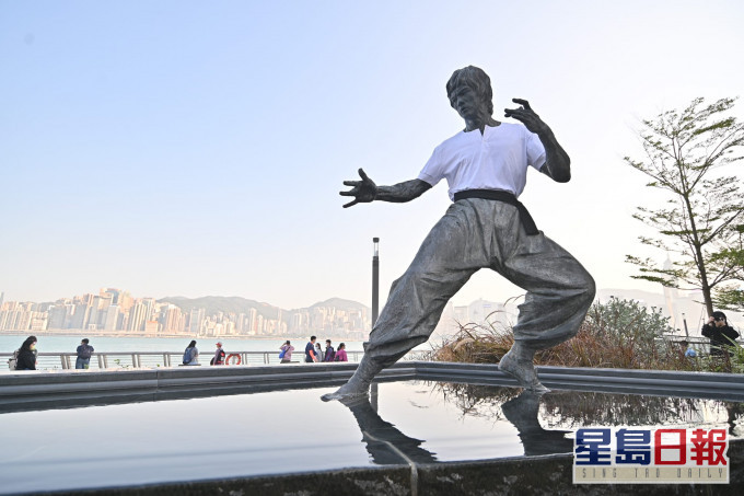 李小龍銅像穿上汗衫,重現李小龍在電影「唐山大兄」中的造型。
