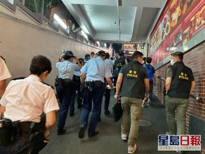 尖沙嘴分區雜項調查隊聯同衛生署控煙酒辦公室,昨晚巡查區內食肆、酒吧、夜總會及派對房間。警方圖片
