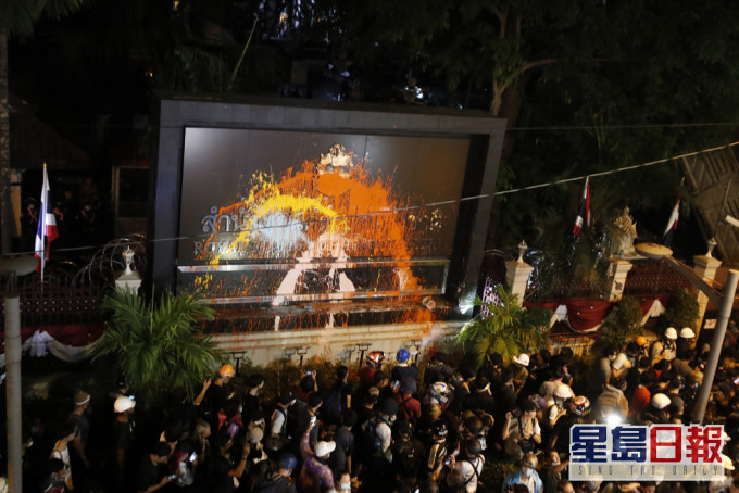 泰國國會否決民間修憲草案，示威者遊行至警察總部潑漆。ap圖