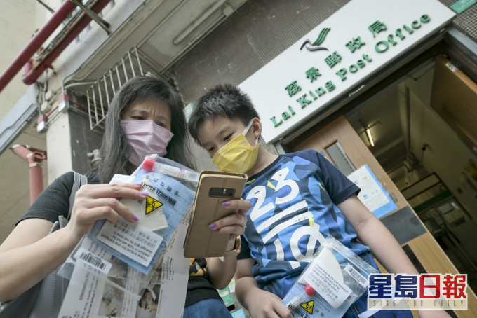 市民领取检测样本包。资料图片